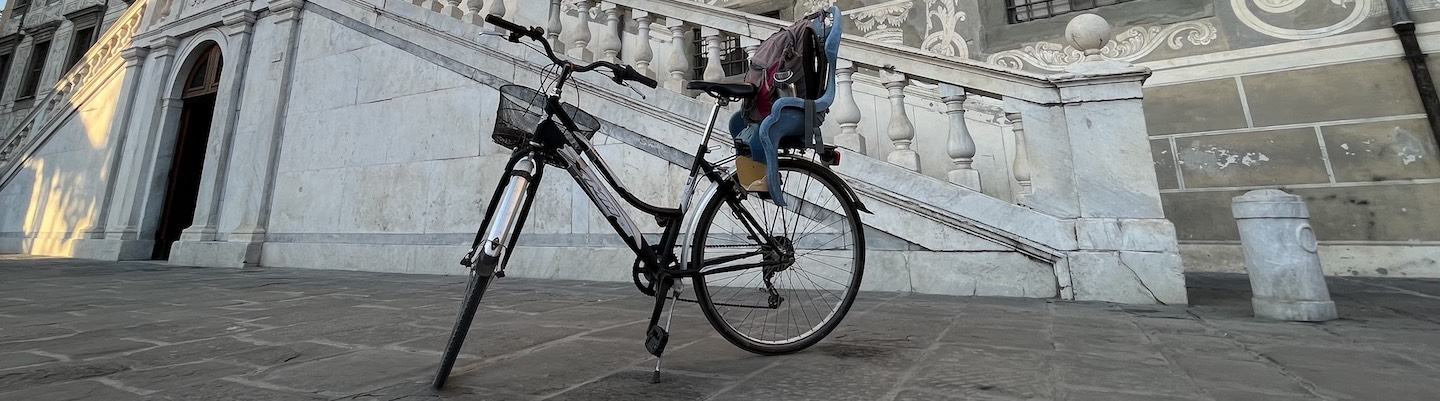 immagine simbolica per mobilità sostenibile: bicicletta in Piazza dei Cavalieri