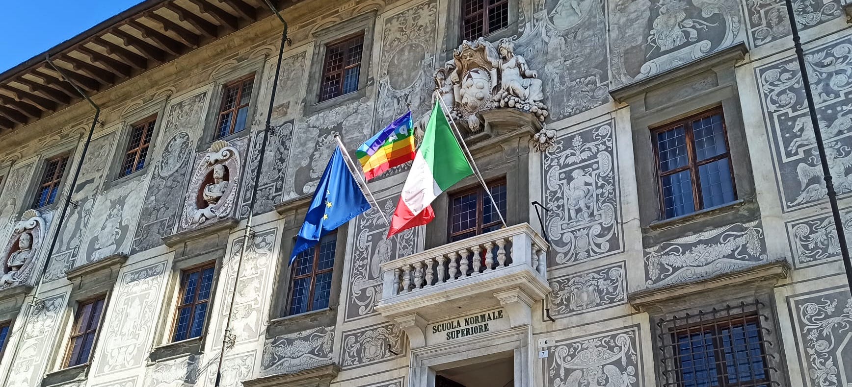 bandiera della pace esposta al palazzo della carovana