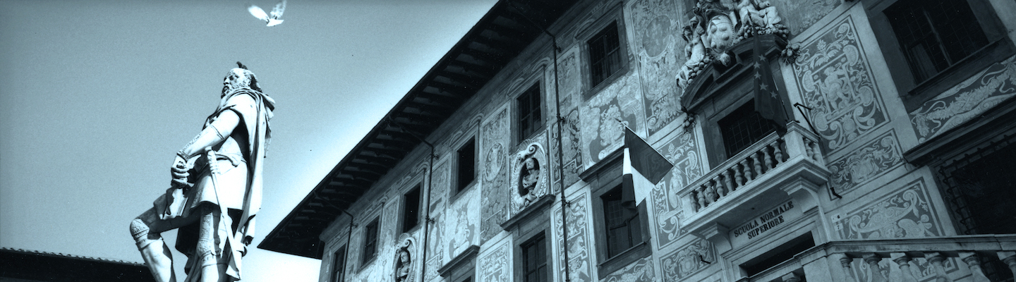 immagine statua Cosimo de Medici e facciata della Normale