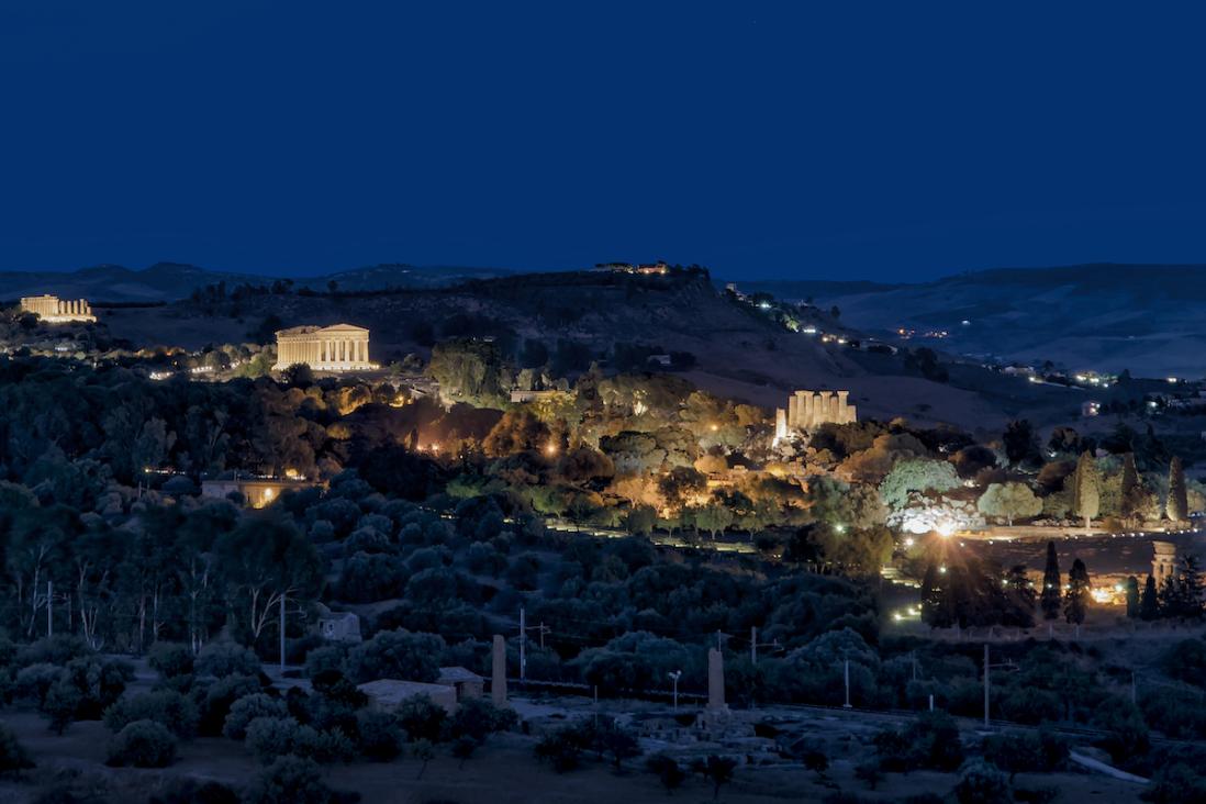 veduta notturna della valle dei templi di Agrigento