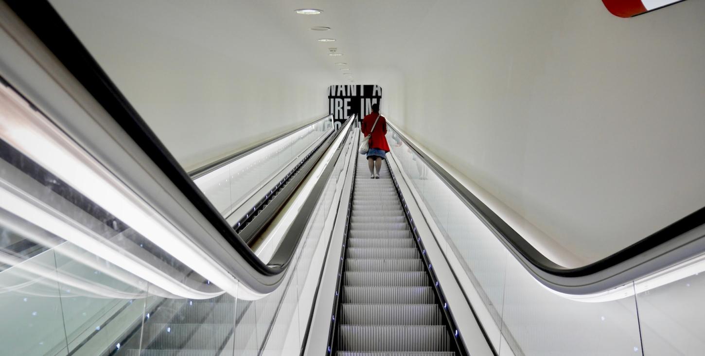 donna su scala mobile