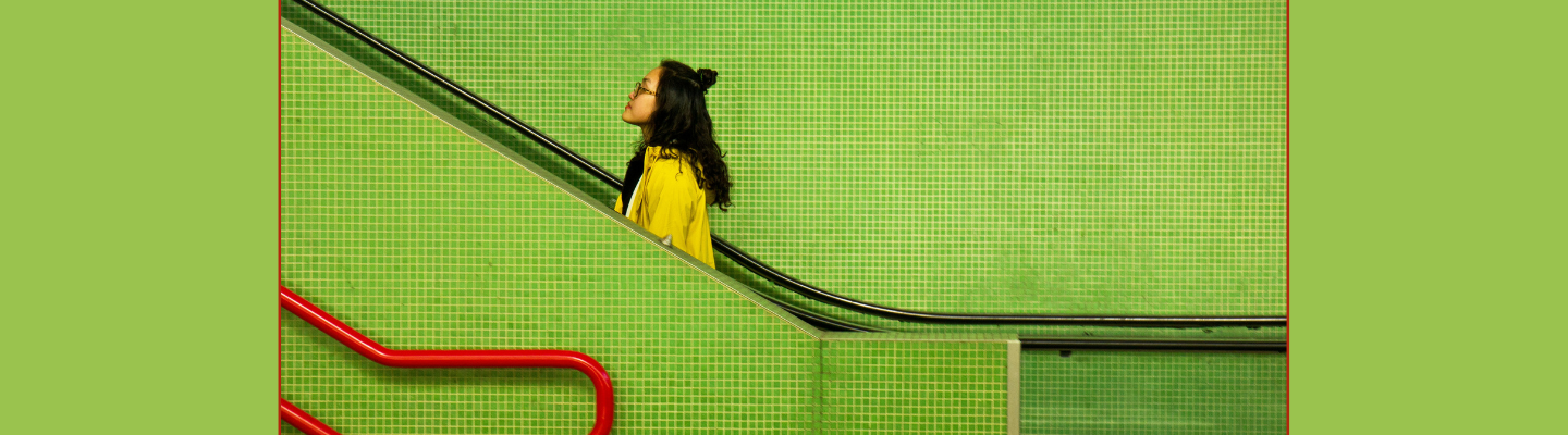 ragazza su scala mobile della metro