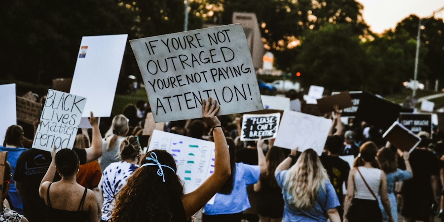 foto di una manifestazione antirazzista (by kalea on unsplash)