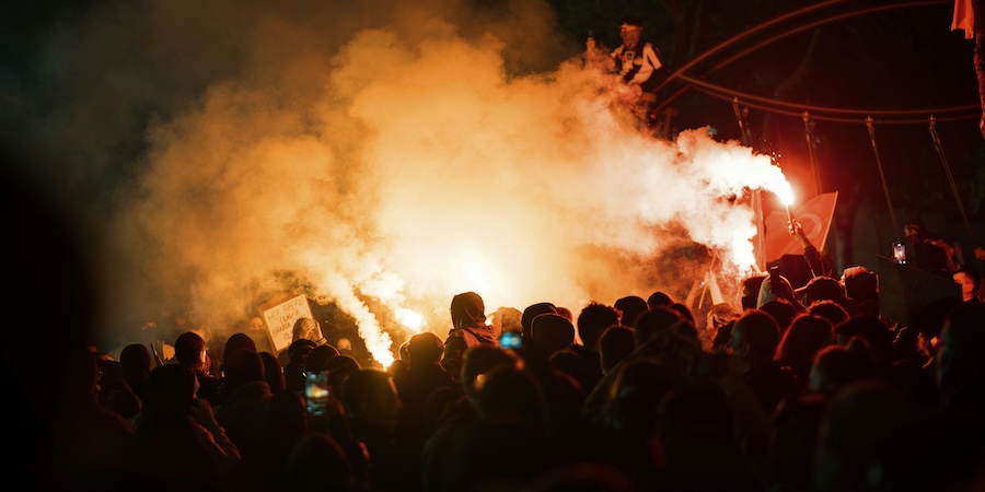 foto di proteste by mahmut yildiz on unsplash