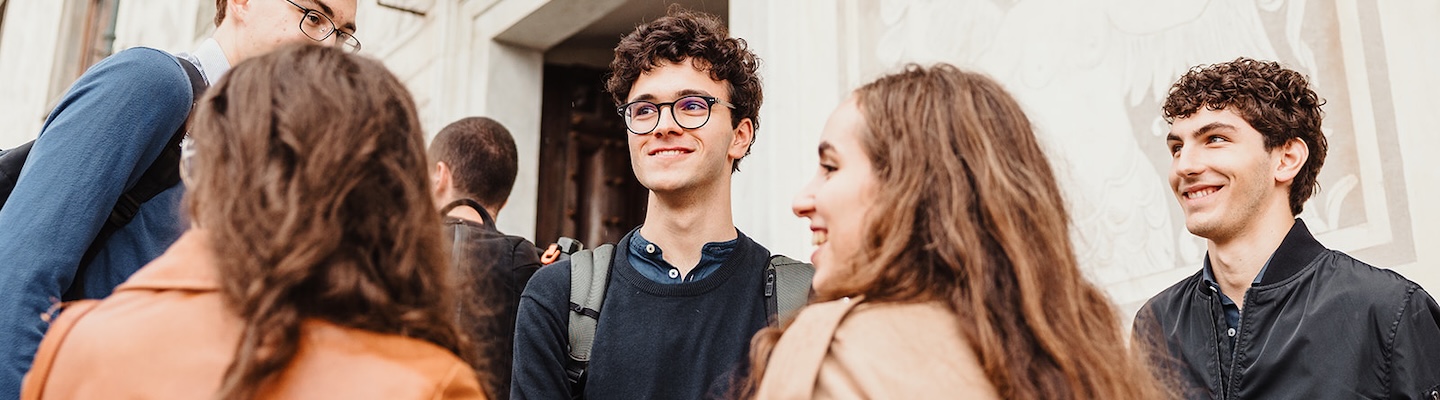 studenti e studentesse davanti alla SNS