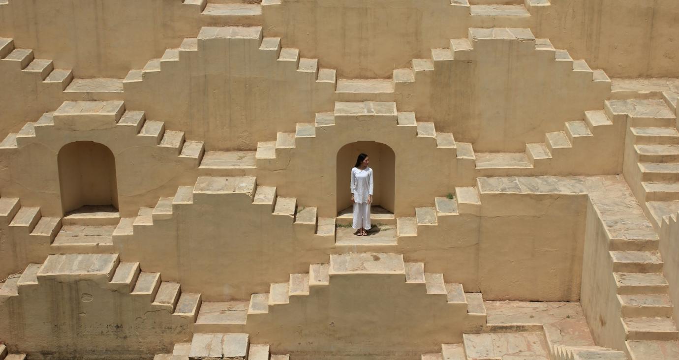 immagine di donna in architettura labirintica, photo by mohammad bagher adib behrooz on Unsplash