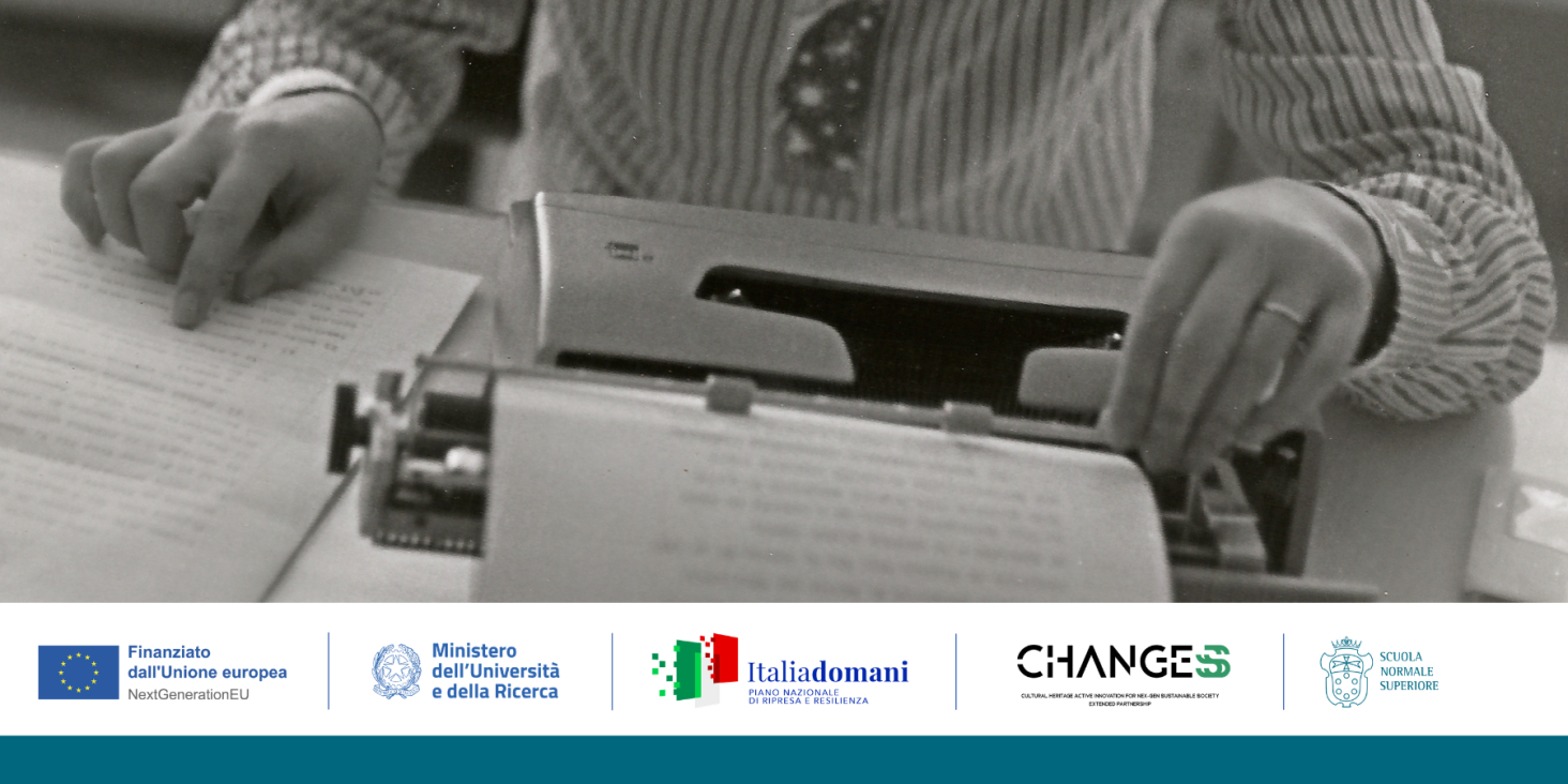 immagine donna alla macchina da scrivere anni '70 da istockphoto