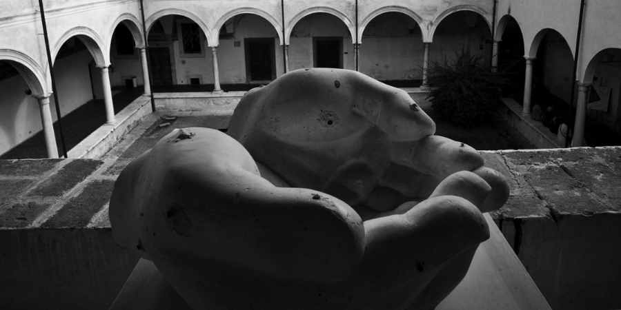 Alberto Cortina, Le mani, 1974,  bozzetto in gesso, Museo dei Bozzetti, Pietrasanta Photo by Gianni Di Gaddo, Documentart Museo dei Bozzetti Pietrasanta