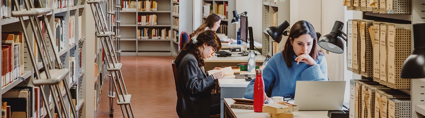 una persona che studia nella biblioteca SNS